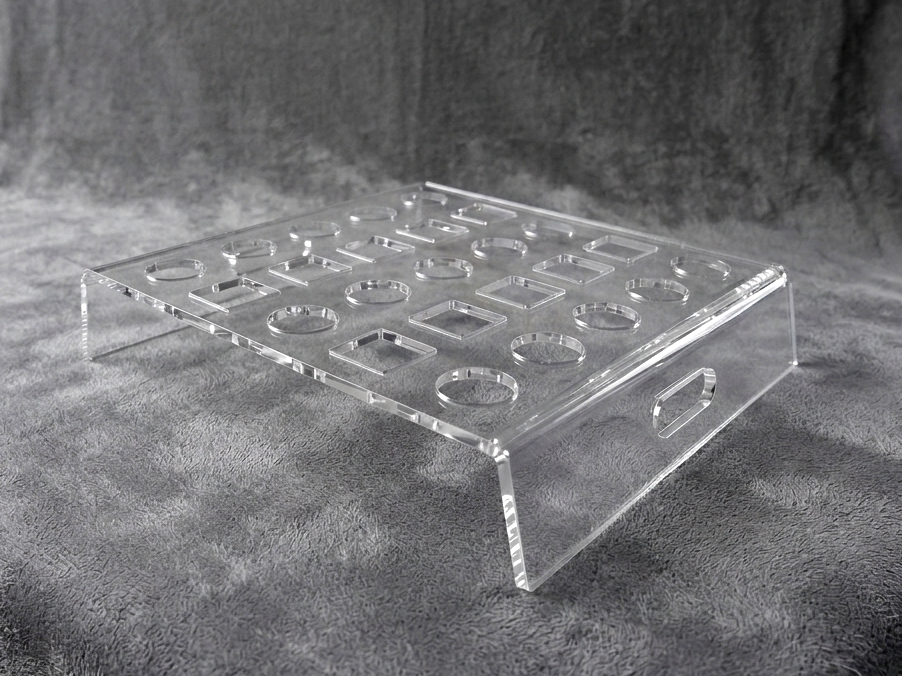 manufatto plexiglass taglio laser con fori